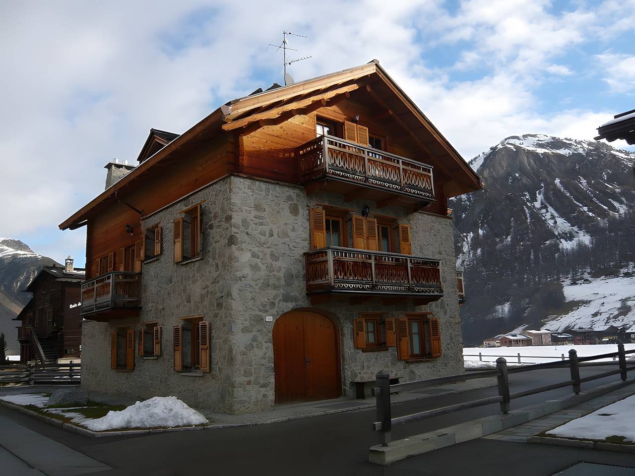 Apartamento entero, Apartamento '2' con vistas a la montaña, jardín compartido y Wi-Fi in Livigno (Town), Livigno