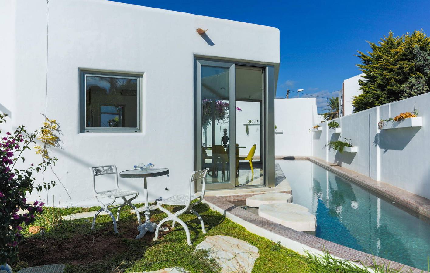 Cozy Apartment with Pool, Terrace & Parking - 800m to Beach in Playa d'en Bossa, Sant Josep de sa Talaia
