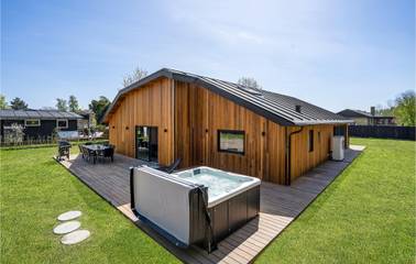 Ferienhaus für 10 Personen, mit Terrasse und Garten sowie Pool in Høll