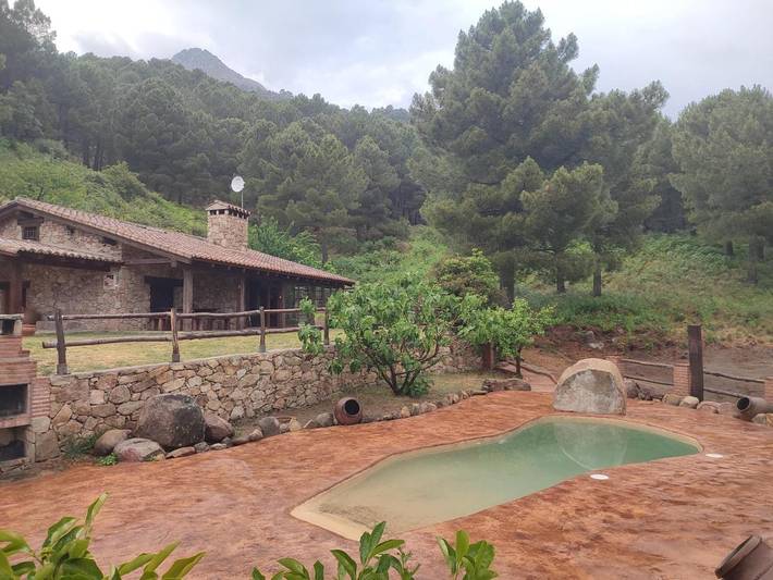 Casa rural con piscina para 8 personas, con vistas además de piscina y jardín en Sierra de Gredos