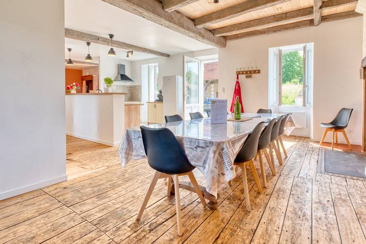Le Poirier Dordogne – 15 personas, piscina privada, terraza, gran gîte de encanto en tranquilidad in Allemans, Périgord Vert
