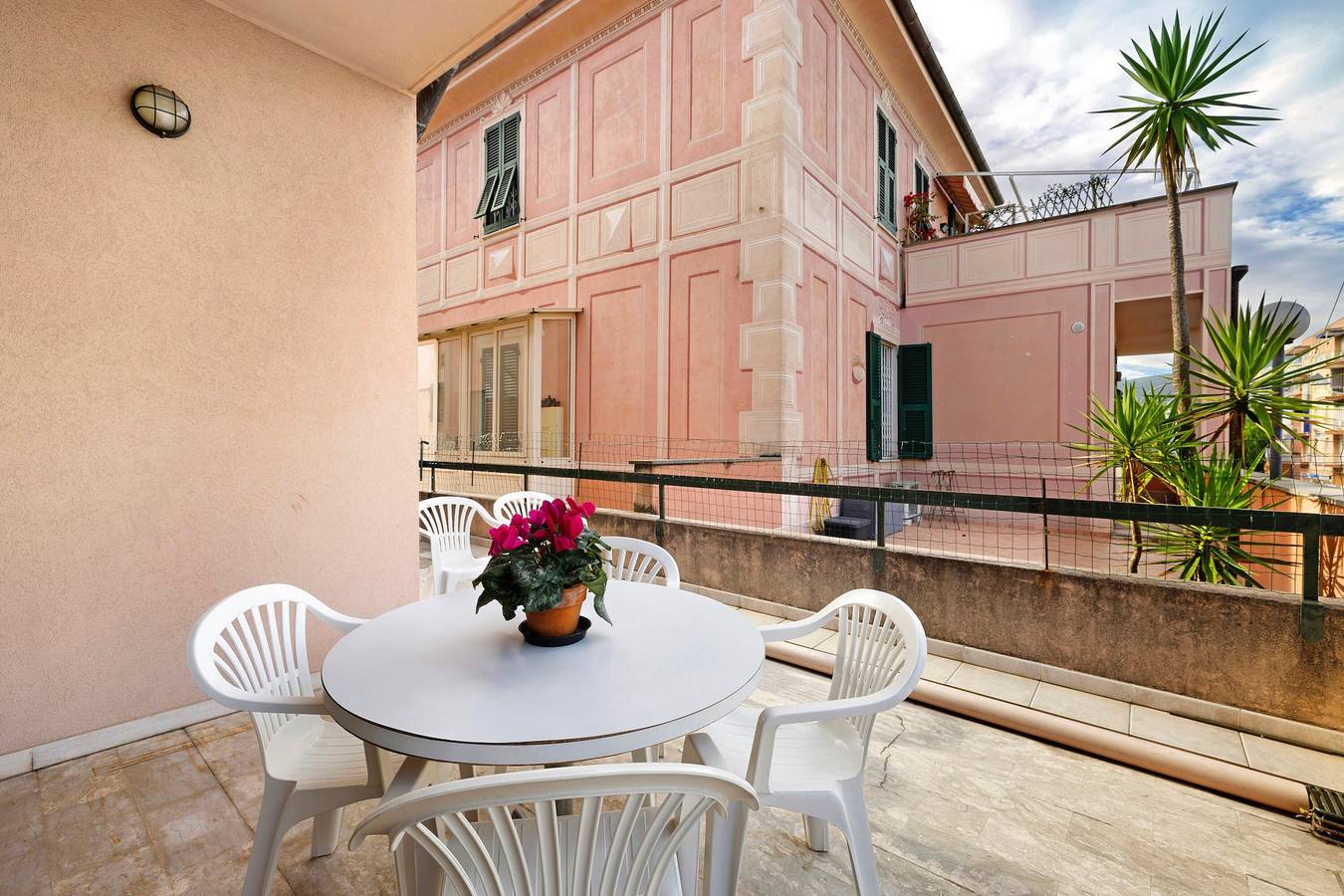 Apartamento entero, Apartamento 'Casa Rosa' con terraza privada y Wi-Fi in Loano, Riviera di Ponente