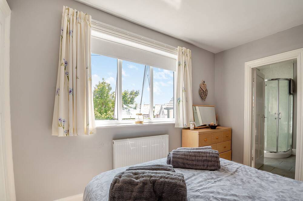 4 bedroom accommodation in Rhos-on-Sea in Rhos on Sea, Conwy region
