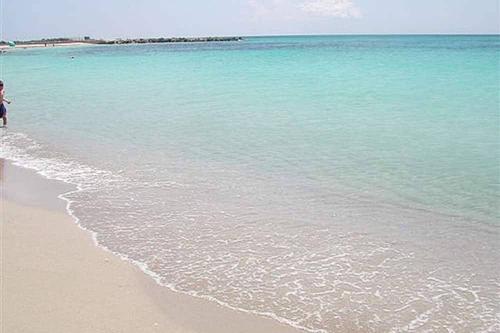 Appartamento intero, Ampia villetta a schiera appena ristrutturata, con condizionatore in camera in Torre San Giovanni, Golfo di Taranto