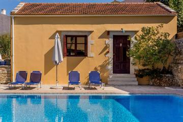 Holiday apartment for 3 people, with pool and garden in Crete