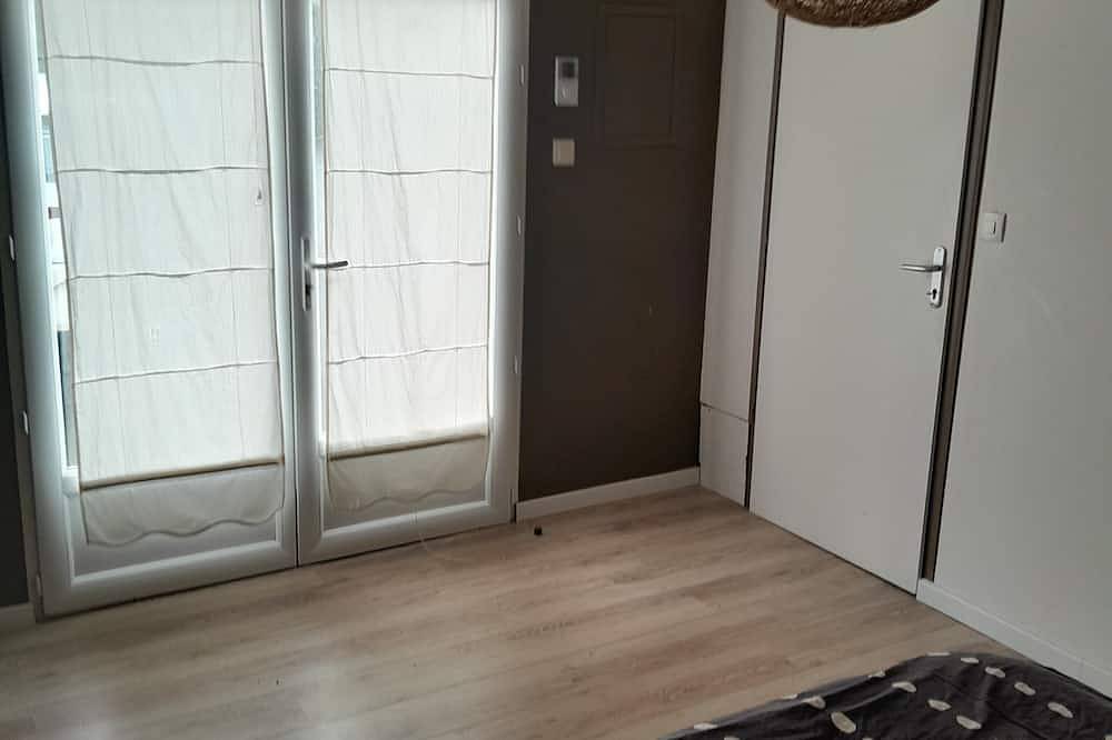 Room for rent for 1 night in Chantonnay, Región de La Roche-sur-Yon