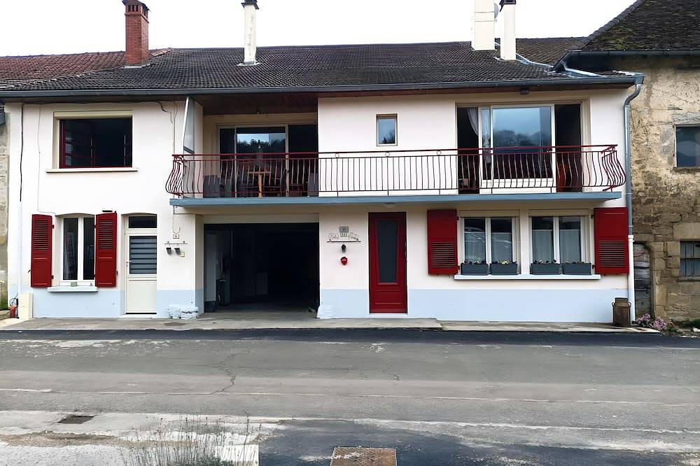 Entire apartment, Apartment 'Détente' with Balcony and Wi-Fi in Chamole, Jura