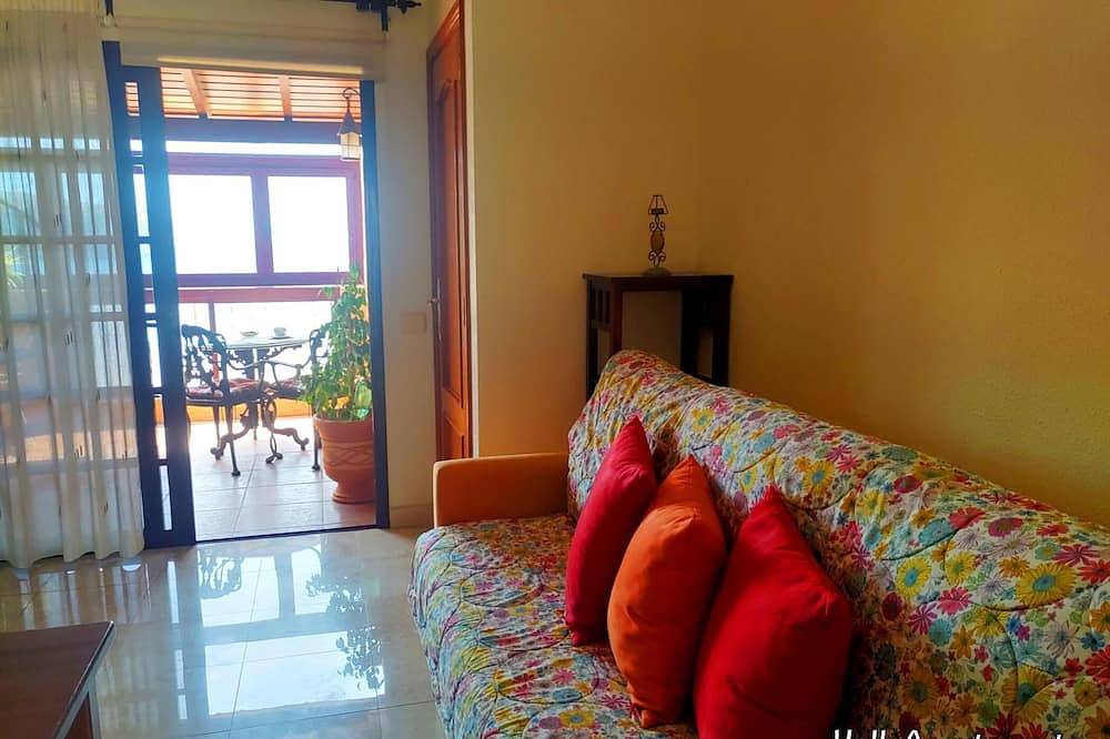 Entire apartment, Solarium, sea view, Wi-Fi, center of Los Cristianos, 50M. from beach in Los Cristianos, Arona