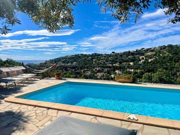 Villa pour 8 personnes, avec piscine ainsi que vue et balcon à Cavalaire-sur-Mer
