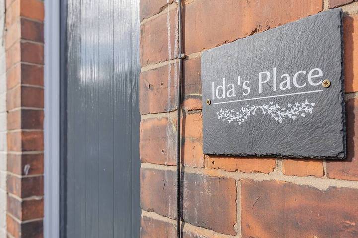 Log cabin for 4 people, with garden, with pets in Lincoln