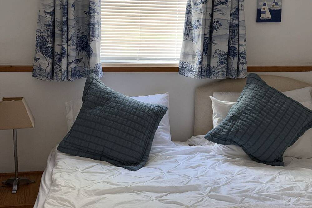 Entire apartment, Tranquil 2-bedroom apartment with terrace nr Shanklin beach very relaxing in Shanklin, Isle of Wight