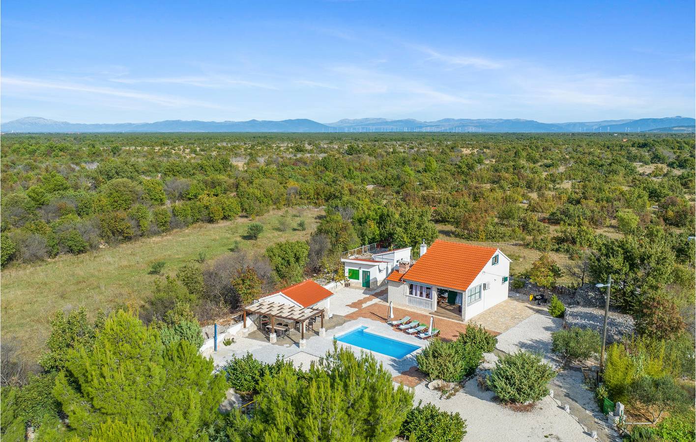 Geräumige 2-Zimmer-Wohnung mit Pool und Terrasse, kostenloses WLAN in Dalmatinisches Zagora