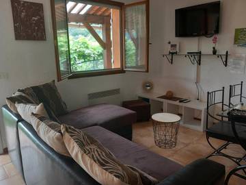 Location de vacances pour 5 personnes, avec jardin ainsi que vue et piscine à Saint-Blaise