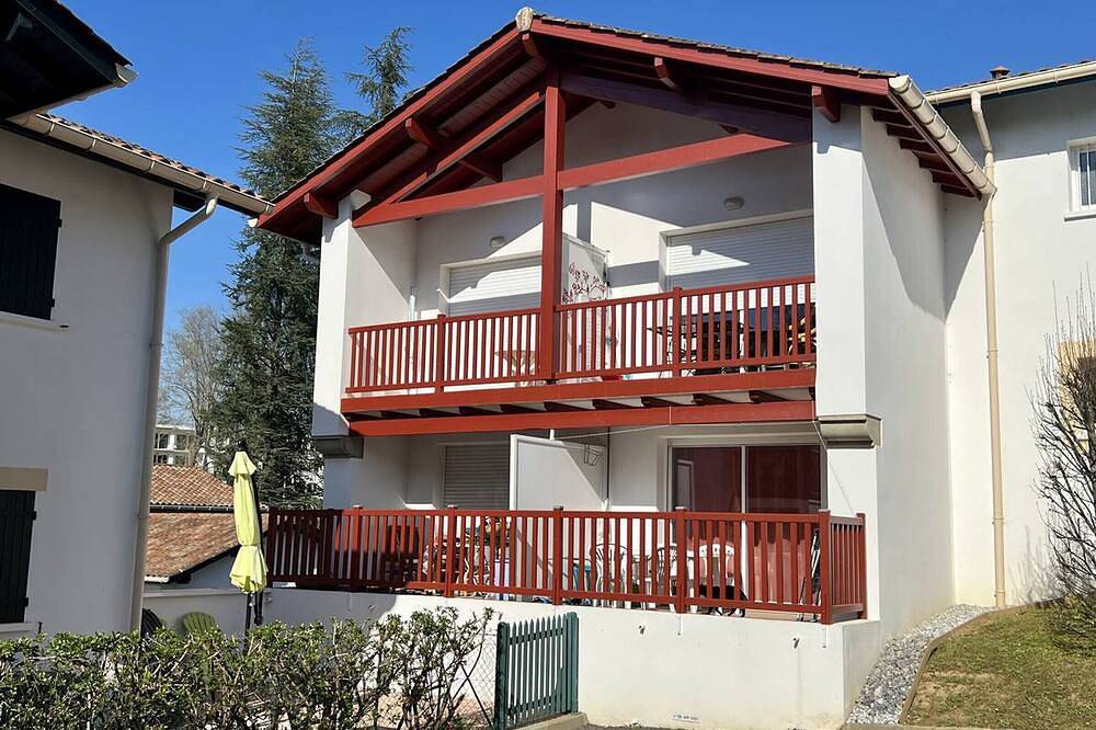 Entire apartment, Cozy 1Br Apt in Cambo-les-Bains with Pool, Terrace, Parking & Pet-Friendly in Cambo-les-Bains, Bayonne region