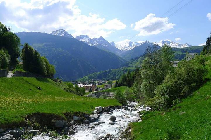Ferienwohnung für 4 Personen, mit Pool und Garten in Disentis