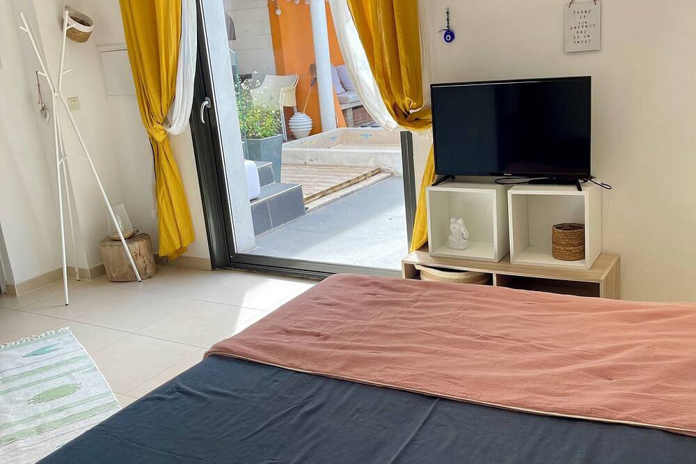 Design villa with panoramic pond view and jacuzzi in Pérols, Côte d'Améthyste