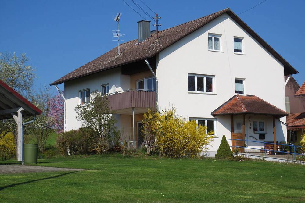 Ganze Wohnung, Helle Wohnung (Og) mit riesigem Garten und Balkon. Hegau / Bodensee / Rheinfall in Wiechs am Randen, Tengen