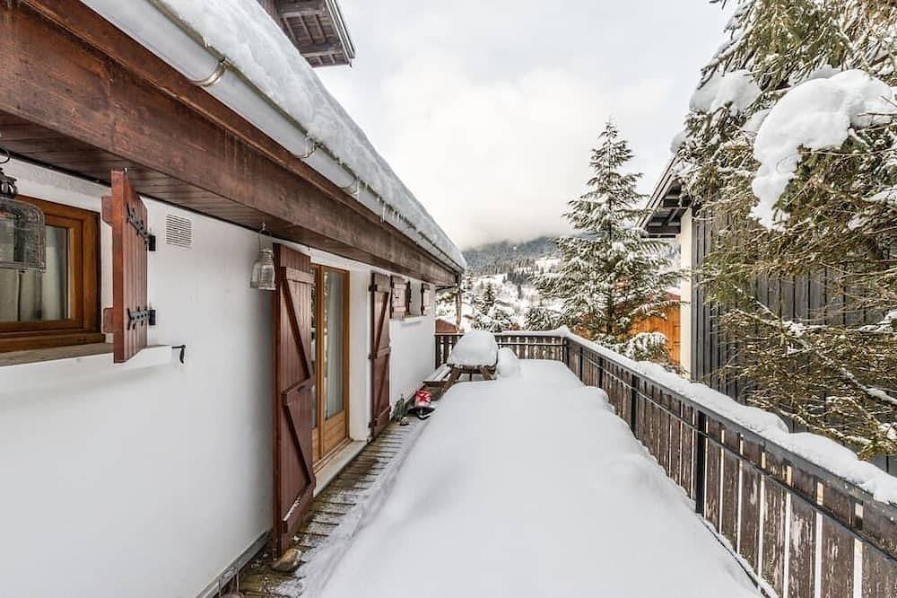 Appartement entier, 7 lits, 3 chambres, 2. 5 salles de bain, immense balcon, 30m des pistes, calme, 1km ville in Les Gets, Les Portes du Soleil
