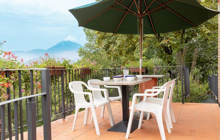 Appartamento intero, Ritiro tranquillo: Piscina, parcheggio, giardino - Barga 1km in Barga, Parco Regionale delle Alpi Apuane