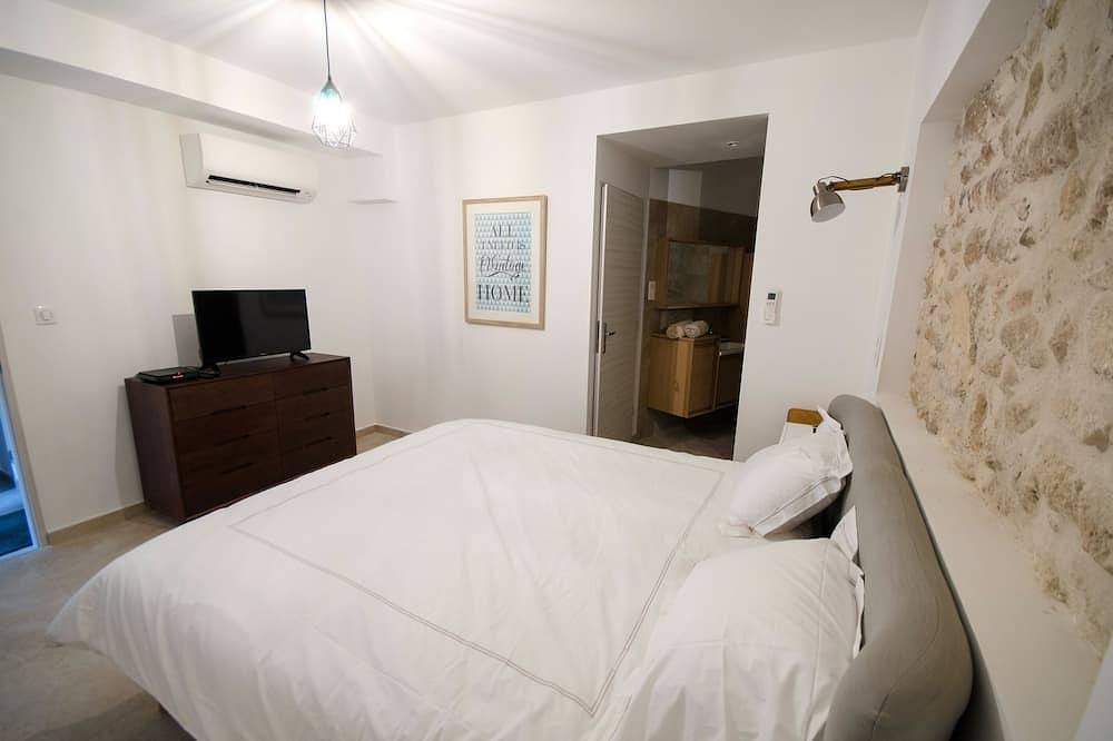 Village house in the heart of the Historic Center with roof terrace and garage. in Saint-Rémy-de-Provence, Arles region