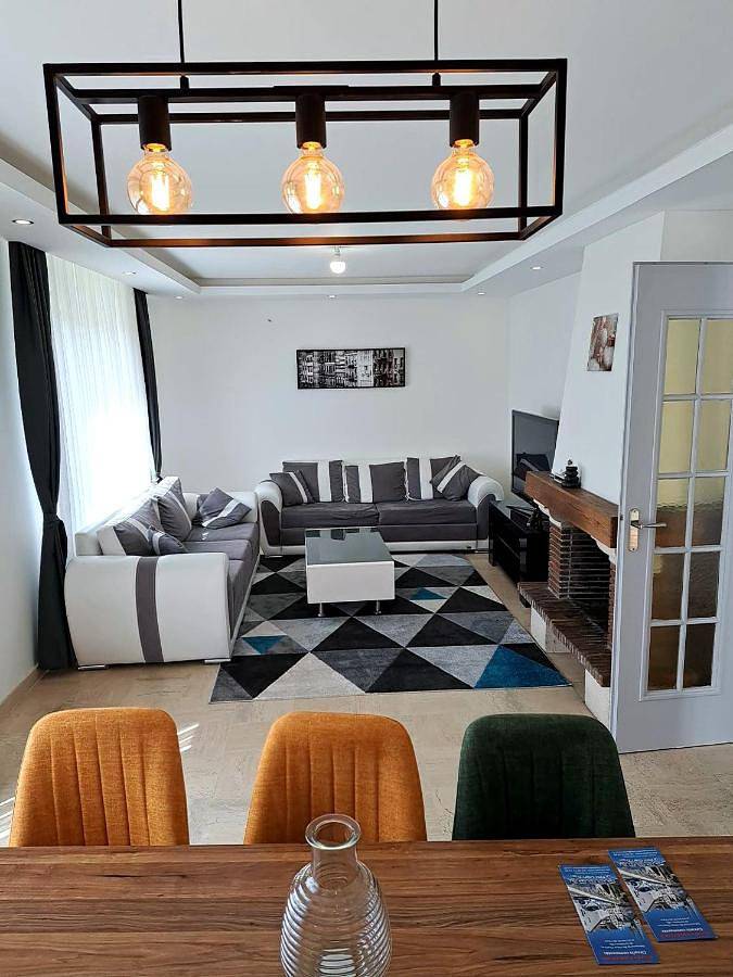 Location de vacances pour 8 personnes, avec vue et balcon à Lèves - 2