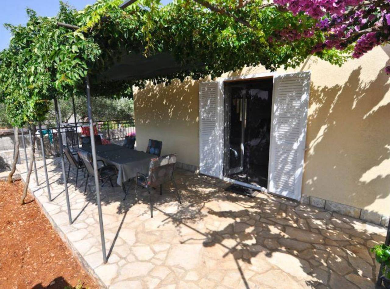 Ganze Wohnung, Apartman Olive Garden - Three Bedroom apartment With Sea View in Necujam, Solta