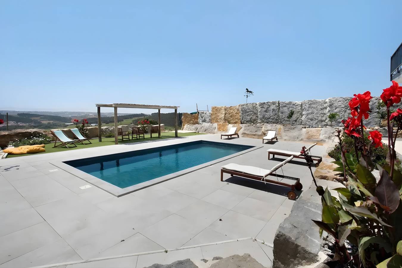 Villa complète 'Breeze Retreat' avec vue sur la montagne, piscine partagée et accès Wi-Fi in Lourinhã, District de Lisbonne