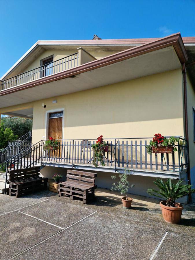 Gîte pour 4 personnes, avec Balcon ainsi que Terrasse et Jardin à Aquino (homonymie)