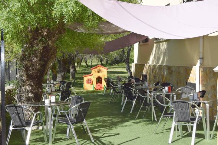 Hotel para 3 personas, con vistas además de jardín y terraza, Se admiten mascotas en Sierra Norte - 2