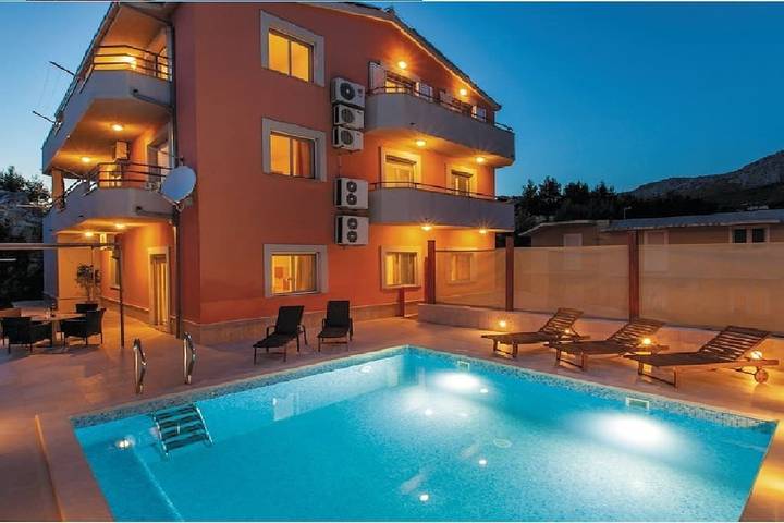Chalet para 14 personas, con jardín además de sauna y piscina - 1
