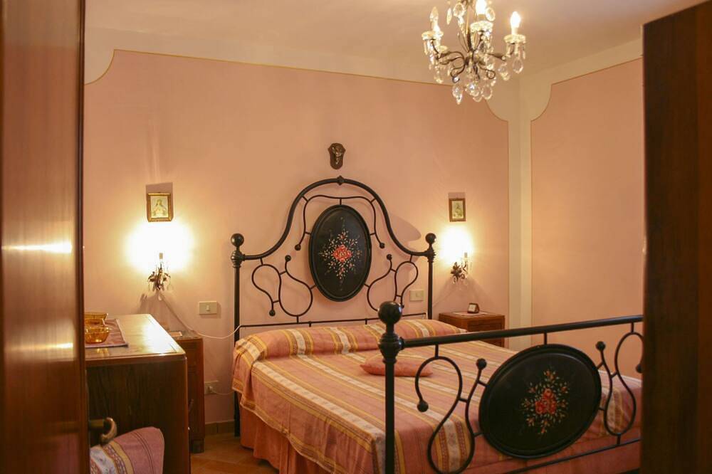 Panoramic villa surrounded by vineyards and olive groves, 5 km from Montepulciano and Torrita di Sie in Montepulciano, Siena Province
