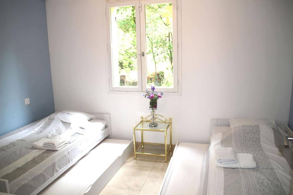 Amplia villa, piscina climatizada, amplio jardín, aire acondicionado, alarma. in Cabris, Region de Cannes