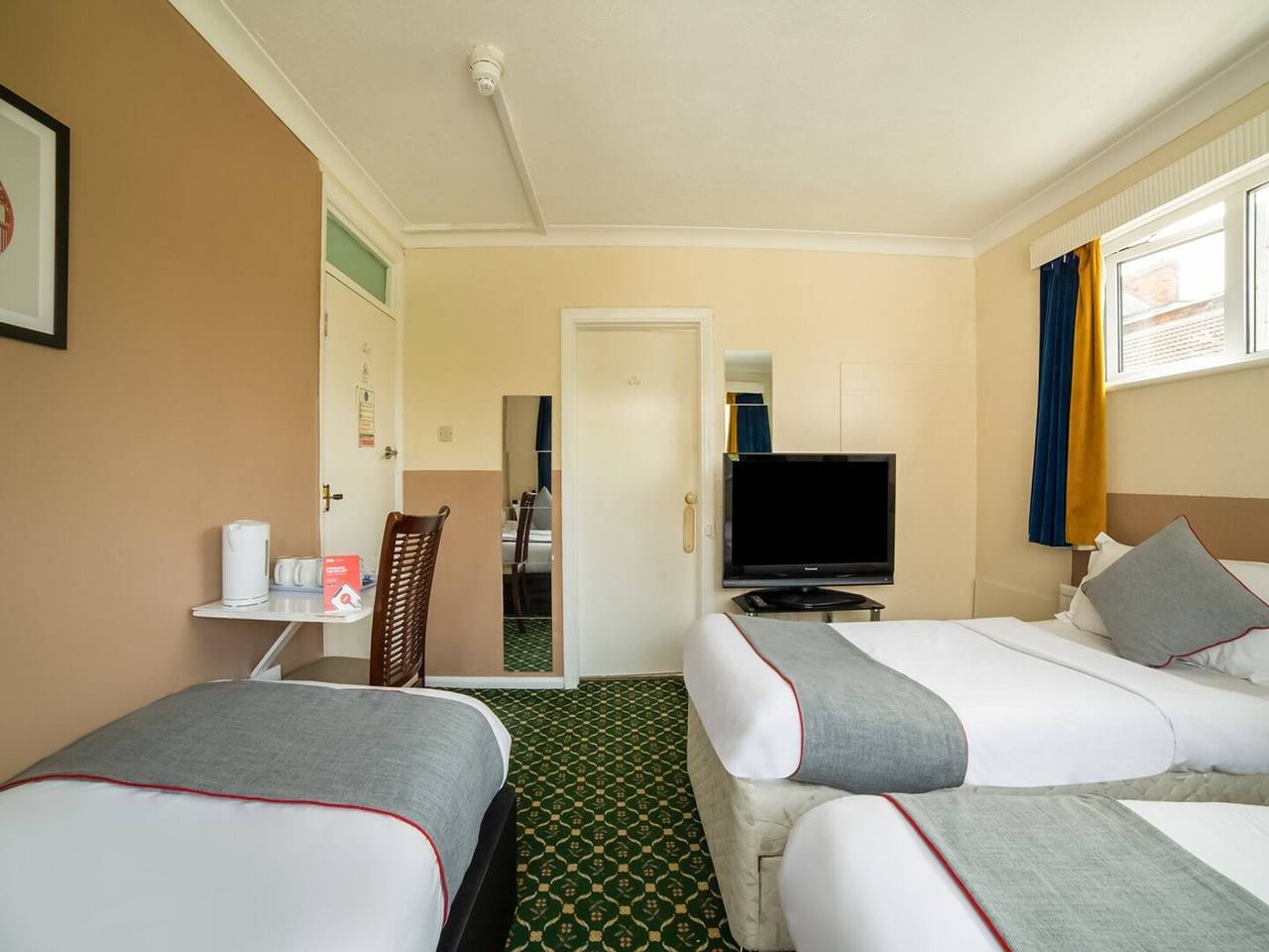 Deluxe Quad Studio in Westcliff-on-Sea, Southend-on-Sea