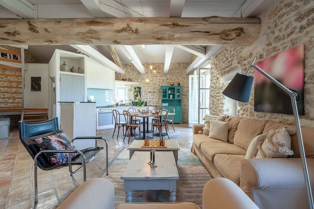 Stylish stone village house with swimming pool in Lagnes, Regionaler Naturpark Luberon