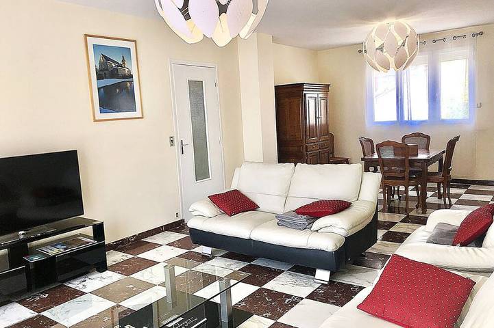 Location de vacances pour 12 personnes, avec jardin dans Aÿ-Champagne