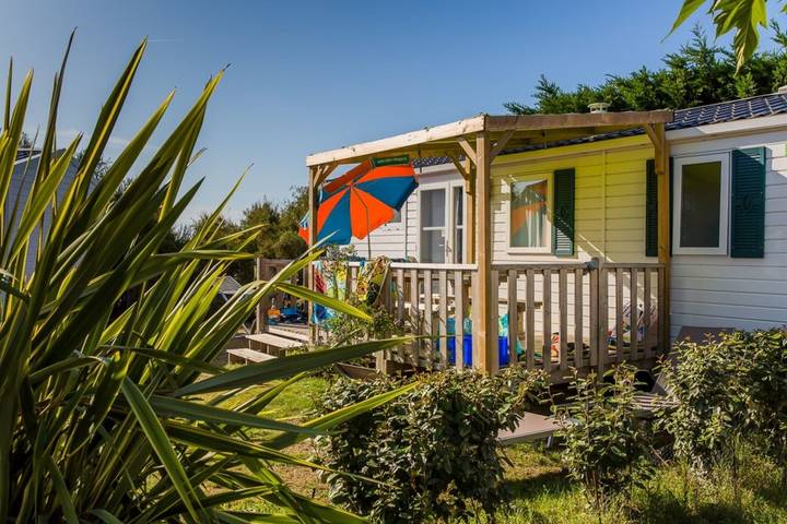Location de vacances pour 5 personnes, avec piscine ainsi que jacuzzi et terrasse, adapté aux familles à La Couarde-sur-Mer