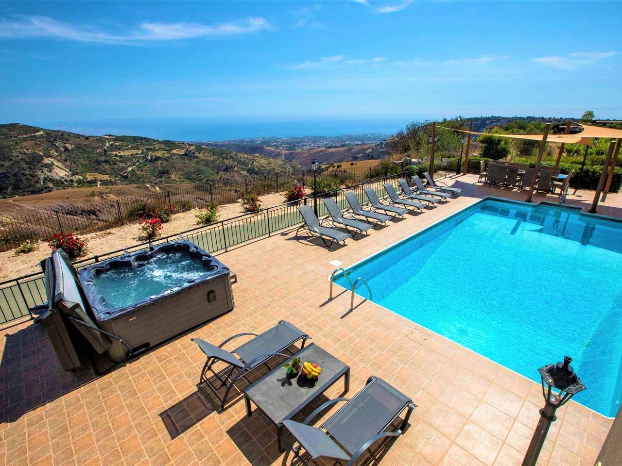 Villa mit Blick auf die Berge und Whirlpool in Südzypern