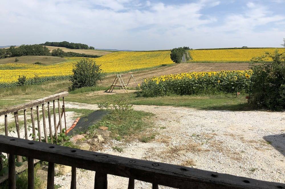 Maison en campagne avec une magnifique terrasse couverte en bois in Puylaurens, Région de Castres