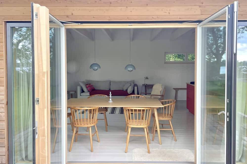 Im ruhigen Ulsnis befindet sich das „Bootshaus“ mit viel Natur ums Haus herum, gleich hinter der Remise am Fährhaus, dazu ein eigener Garten von ca. 1000m² , der sich aktuell noch in der Wachstumsphase befindet, Natur pur in Ulsnis, Grünes Binnenland