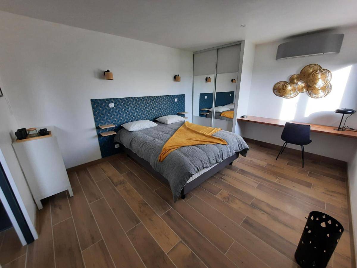 Queen Room with Pool View in Montauban, Tarn-et-Garonne