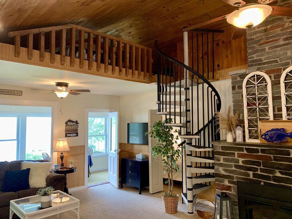 Private lake-front cabin with walk-in access to water, next to state park. in Rutland County