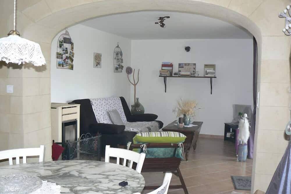 Appartement entier, Maison de caractère vieille grande ferme. in Mane, Parc naturel régional du Luberon