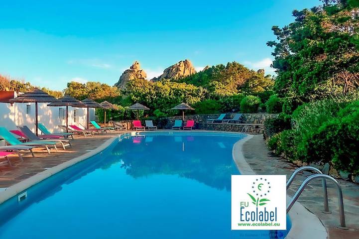 Parc de vacances pour 2 personnes, avec Terrasse ainsi que Jardin et Piscine en Corse-du-Sud