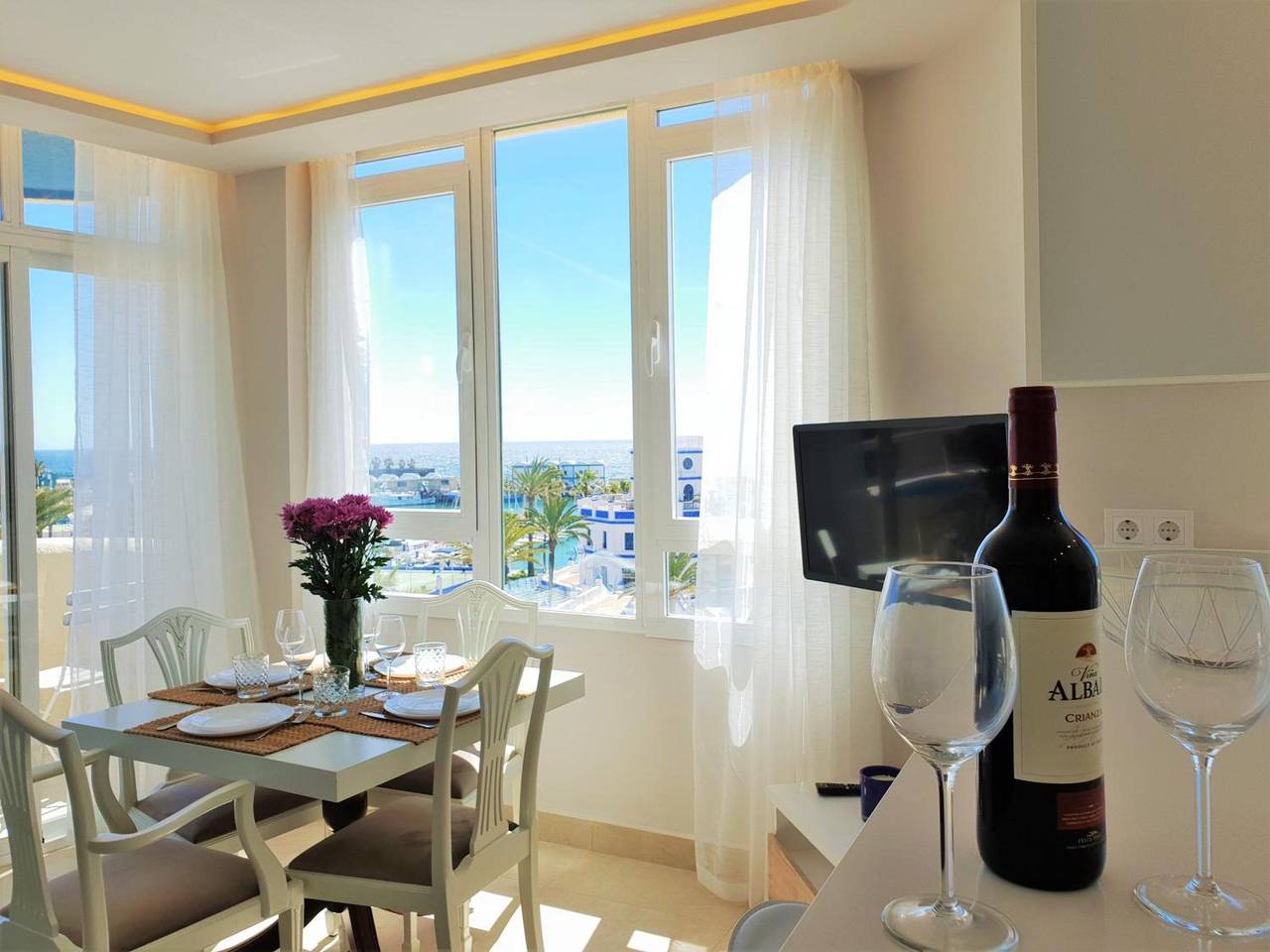 Entire apartment, Holiday apartment for 4 people with balcony in Puerto Deportivo de Estepona, Estepona