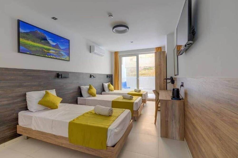 Apartamento inteiro, Yellow 7: Studio Apartment in St. Julian's in San Giljan, Ilha de Malta