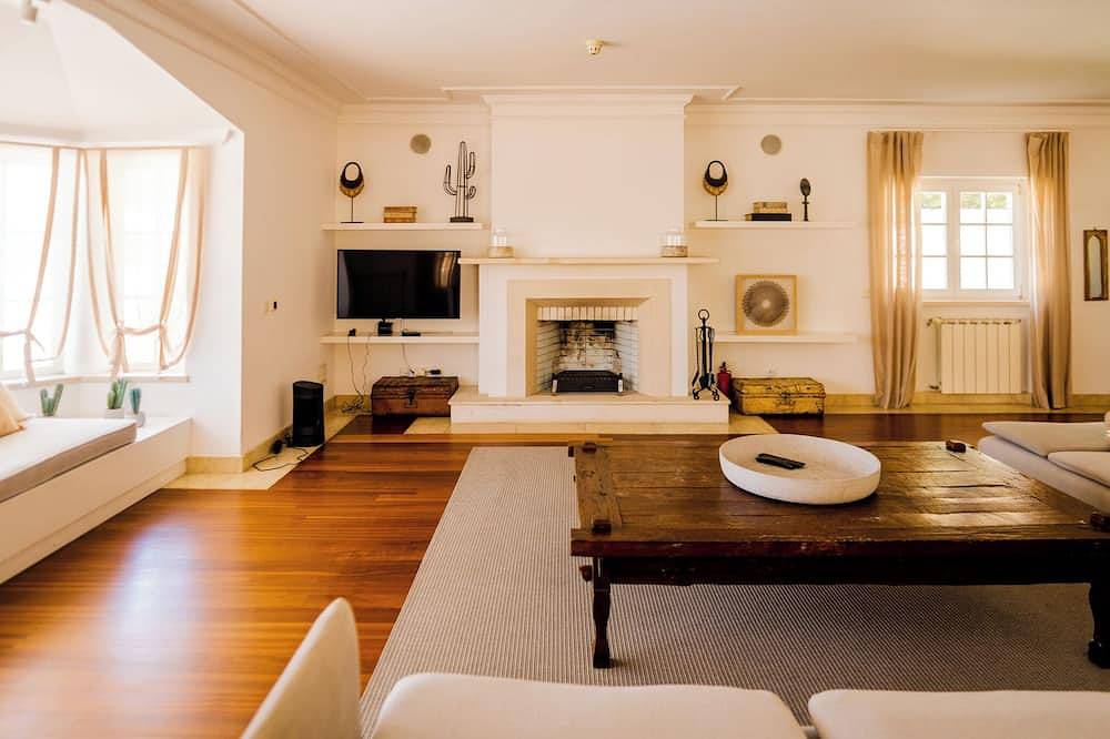 Noble Beach Villa With Private Garden and Pool in Cascais e Estoril, Costa de Lisboa