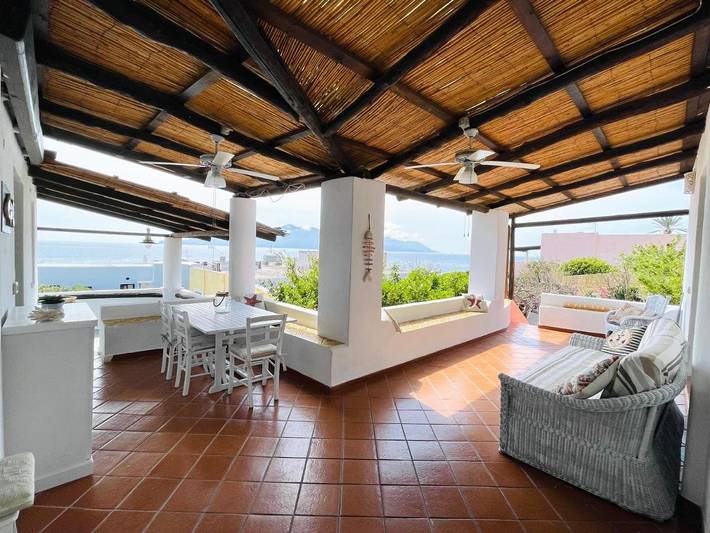B&b per 6 persone, con Balcone e Terrazza nonché Giardino e Panorama alle Isole Eolie