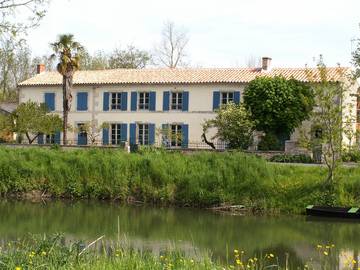 Gîte pour 8 personnes, avec jardin et piscine à Coulon