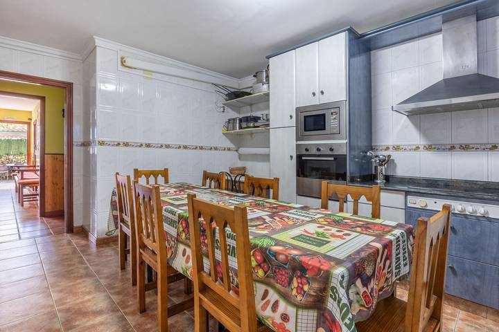 Casa Vacacional Angela con Terraza Privada, Balcón y Wi-Fi in Isla, Arnuero