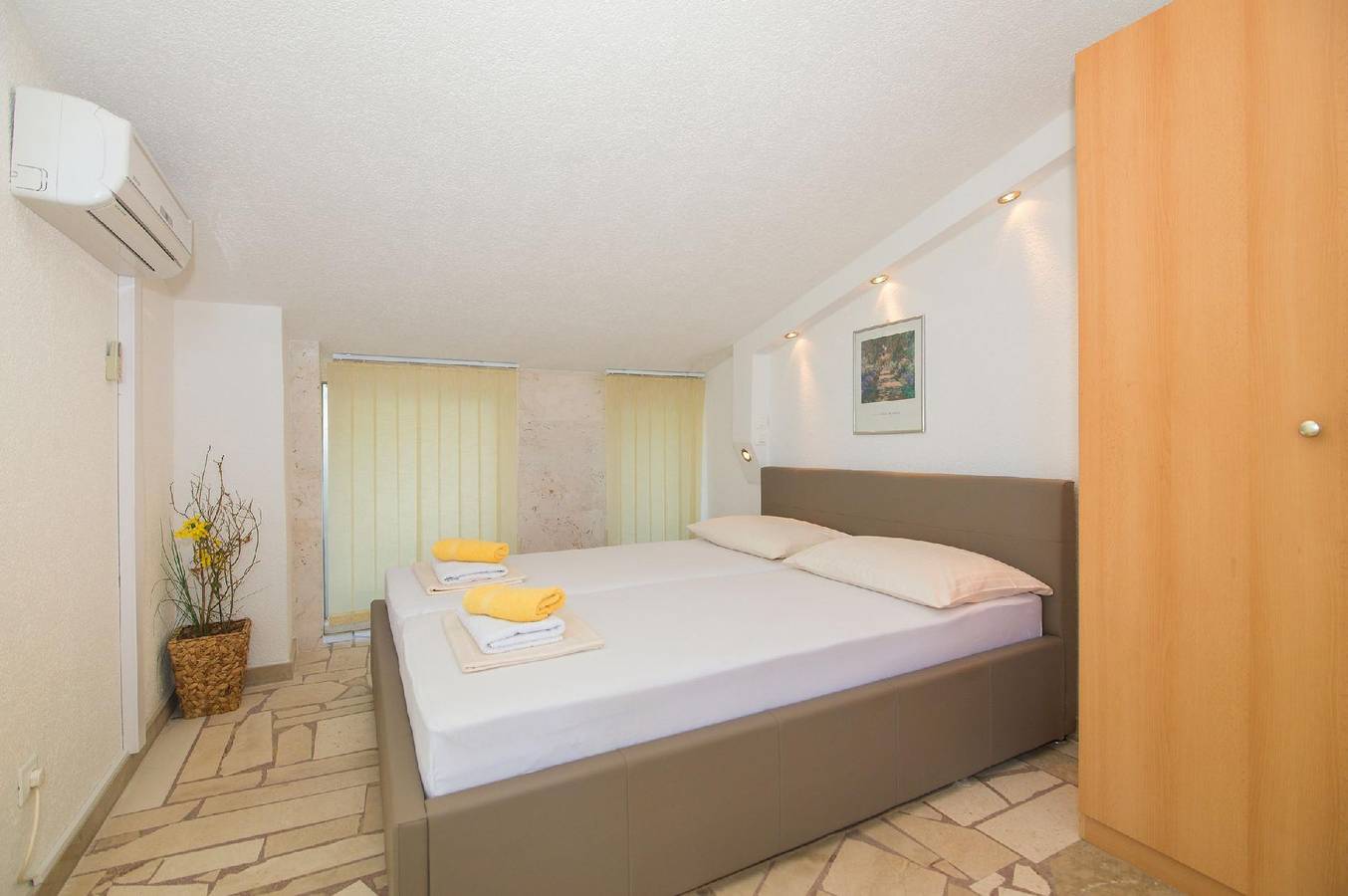 Appartement de vacances entier, Villa Biokovo, with a sea view between pines in Baška Voda, Makarska riviera